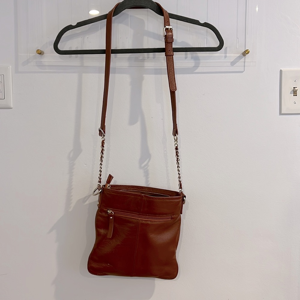 Caramel crossbody, gold chain detail.